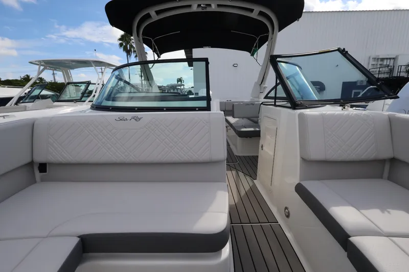 Slide: The Image of Sea Ray SDX 270 Outboard 2027 - 31
