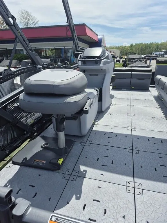 Slide: The Image of Sea-Doo Switch Fish™ 18 - 230 hp Painted 2026 - 2