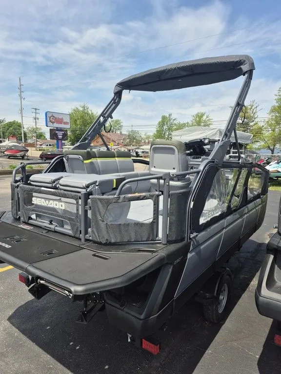 Slide: The Image of Sea-Doo Switch Fish™ 18 - 230 hp Painted 2026 - 3