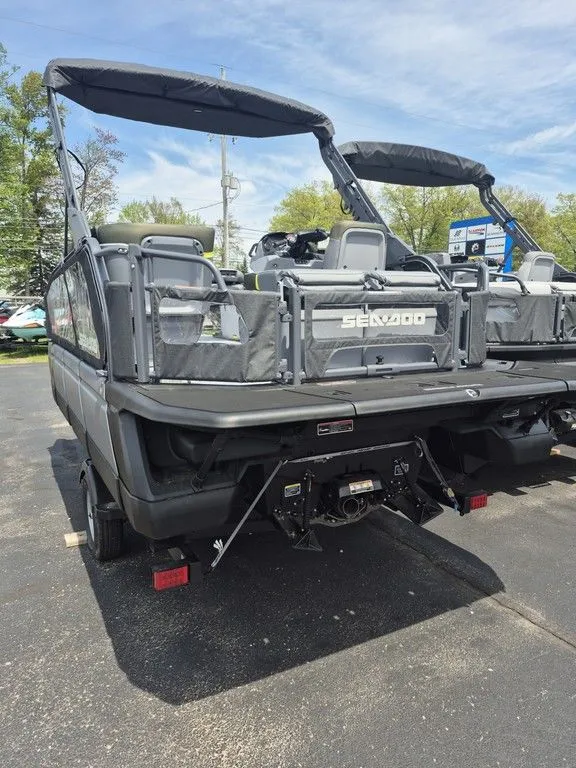 Slide: The Image of Sea-Doo Switch Fish™ 18 - 230 hp Painted 2026 - 4