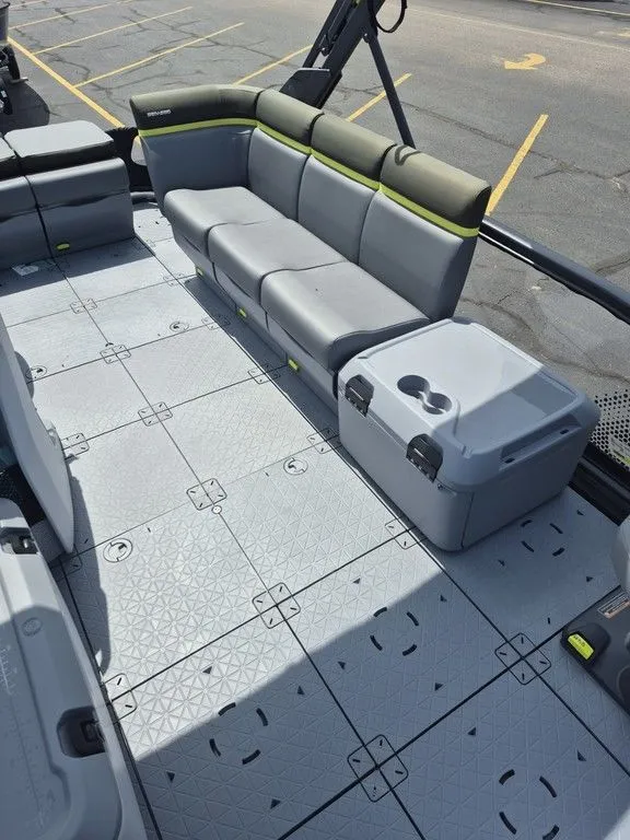 Slide: The Image of Sea-Doo Switch Fish™ 18 - 230 hp Painted 2026 - 5