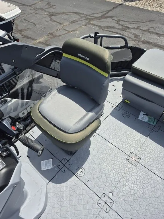 Slide: The Image of Sea-Doo Switch Fish™ 18 - 230 hp Painted 2026 - 6