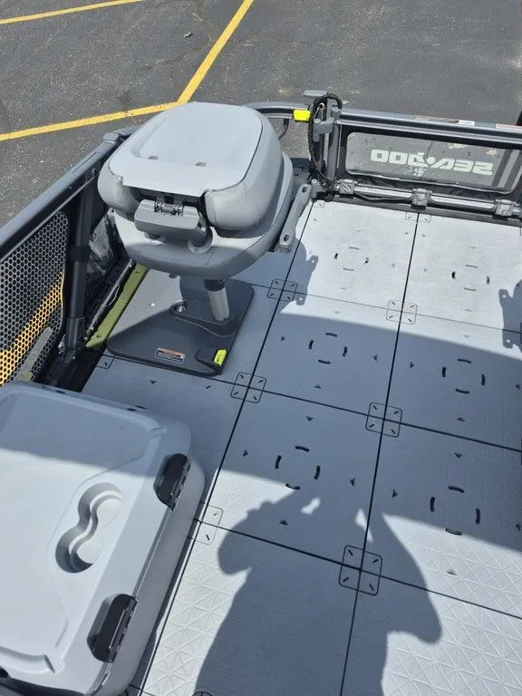 Slide: The Image of Sea-Doo Switch Fish™ 18 - 230 hp Painted 2026 - 7