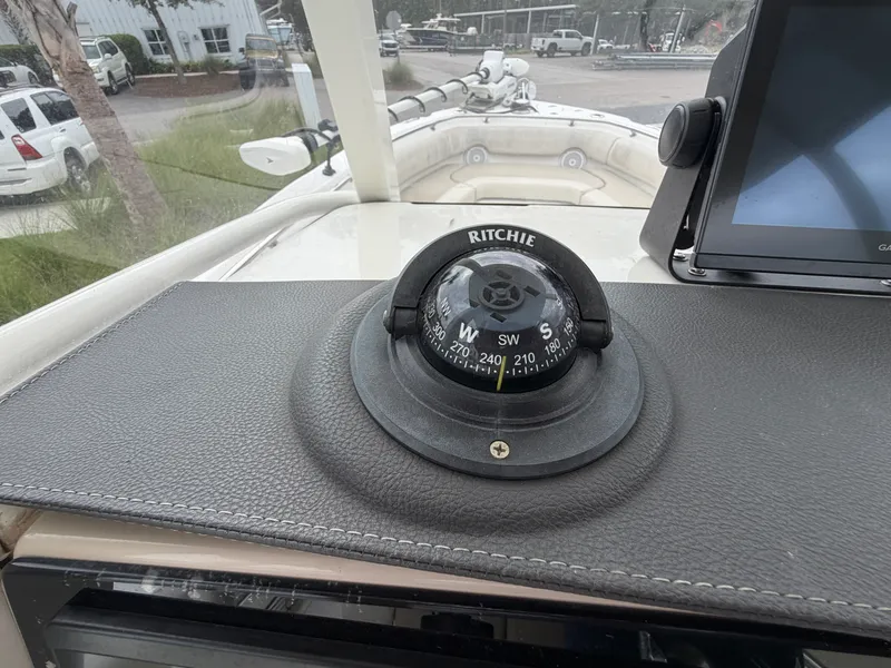 Slide: The Image of Boston Whaler 230 OUTRAGE 2018 - 12