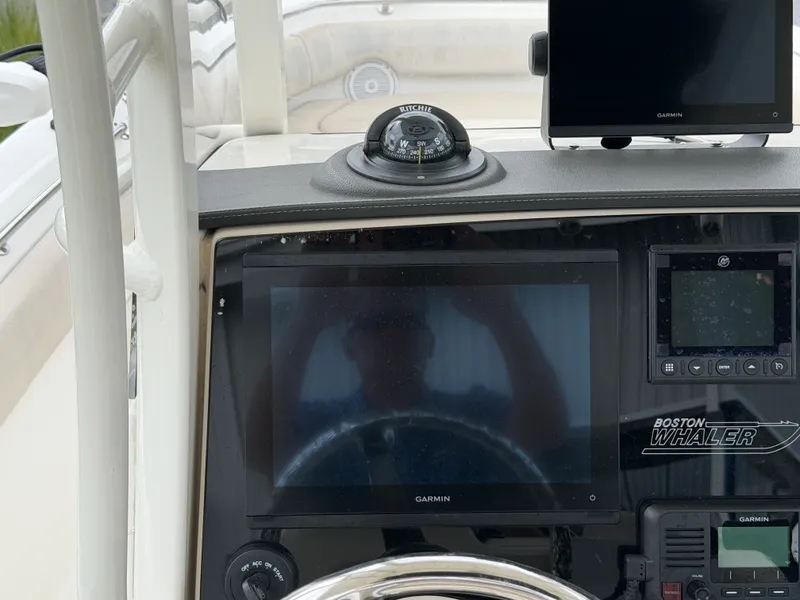 Slide: The Image of Boston Whaler 230 OUTRAGE 2018 - 13
