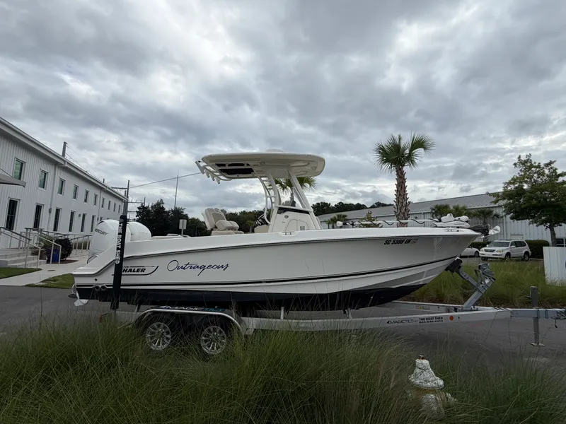 The Image of Boston Whaler 230 OUTRAGE 2018 - 0