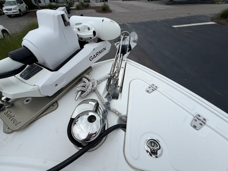 Slide: The Image of Boston Whaler 230 OUTRAGE 2018 - 26