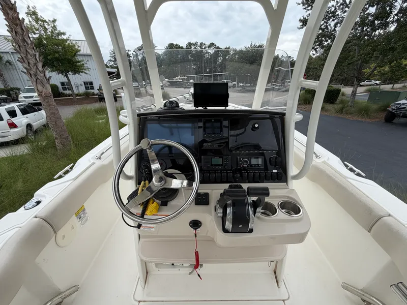 Slide: The Image of Boston Whaler 230 OUTRAGE 2018 - 10