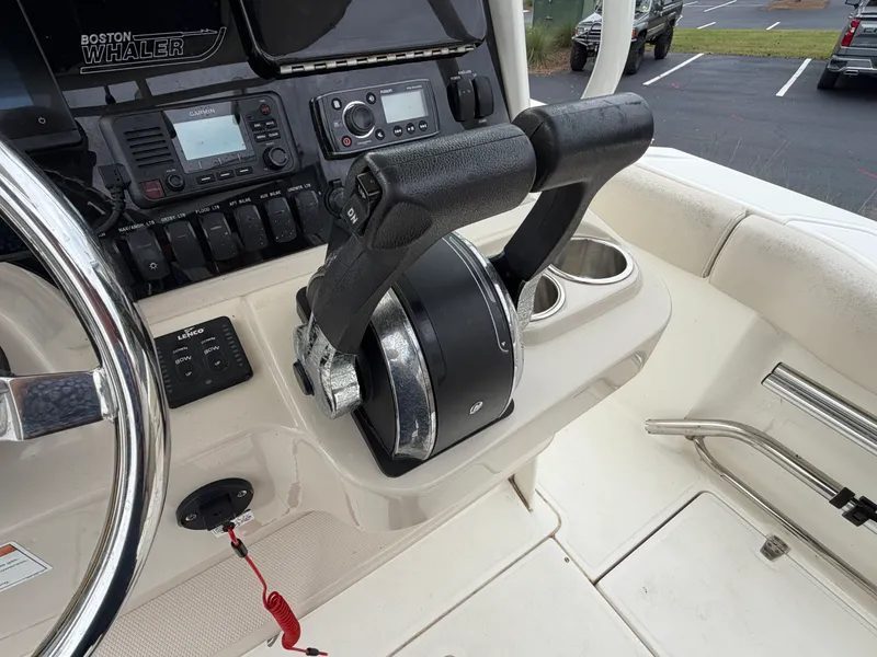 Slide: The Image of Boston Whaler 230 OUTRAGE 2018 - 19