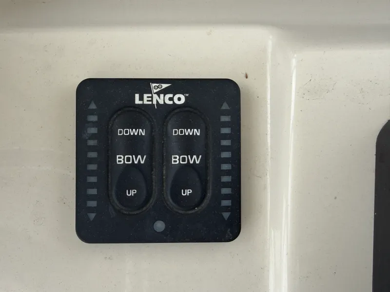 Slide: The Image of Boston Whaler 230 OUTRAGE 2018 - 18