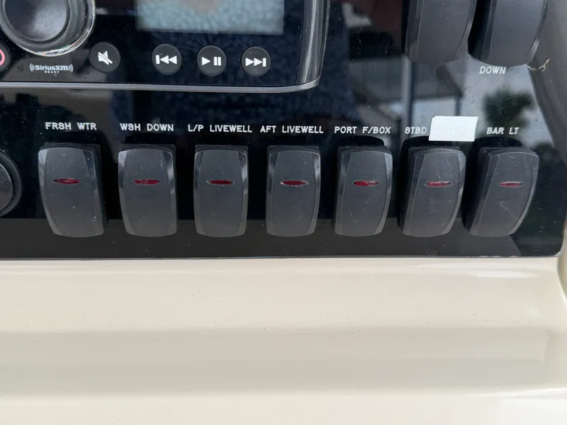 Slide: The Image of Boston Whaler 230 OUTRAGE 2018 - 15