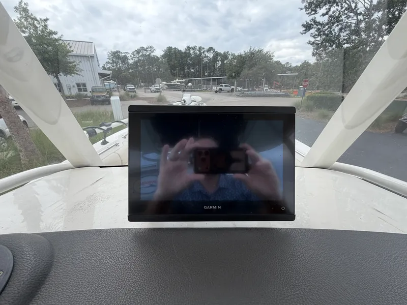 Slide: The Image of Boston Whaler 230 OUTRAGE 2018 - 11