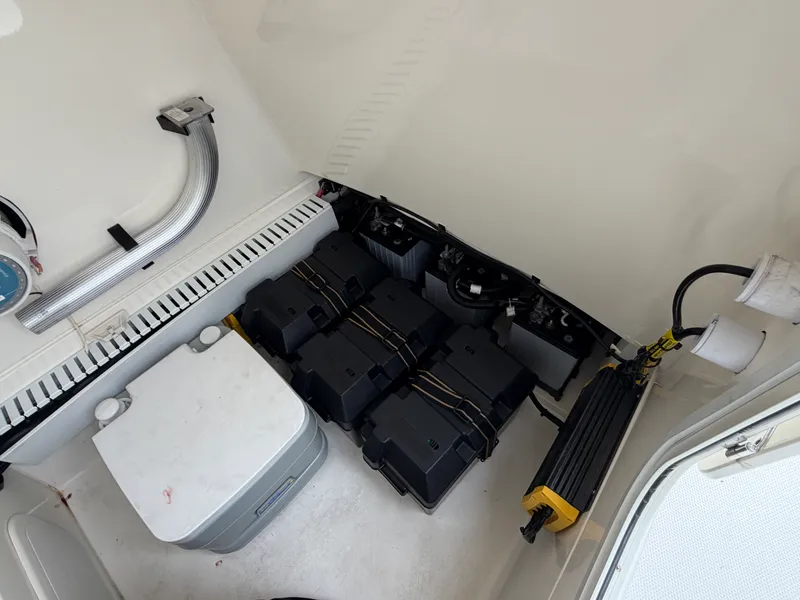 Slide: The Image of Boston Whaler 230 OUTRAGE 2018 - 21