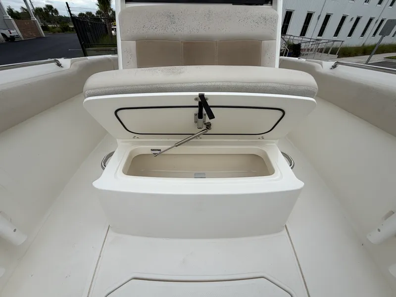 Slide: The Image of Boston Whaler 230 OUTRAGE 2018 - 28