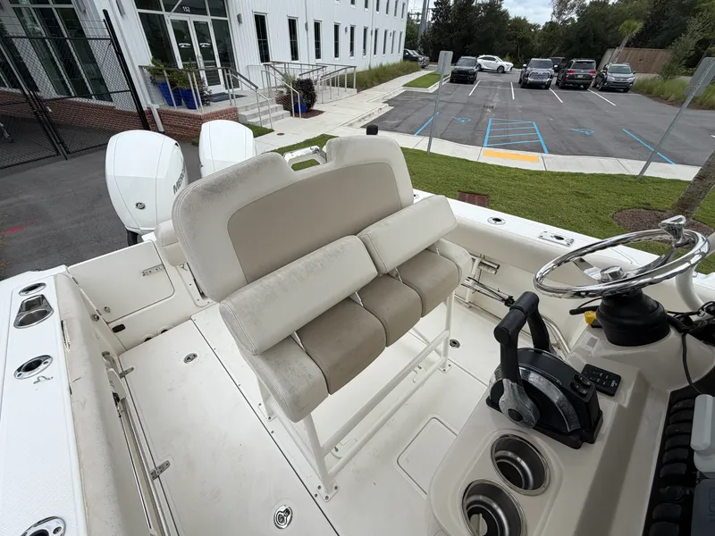 Slide: The Image of Boston Whaler 230 OUTRAGE 2018 - 9