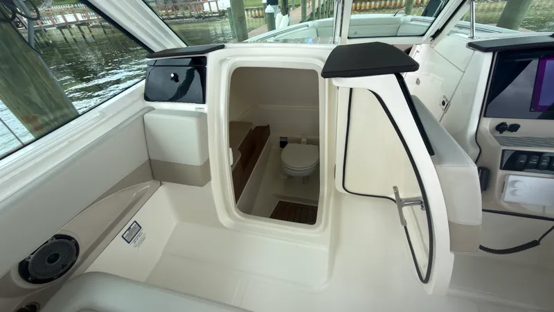 Slide: The Image of Boston Whaler 280 VANTAGE 2024 - 12
