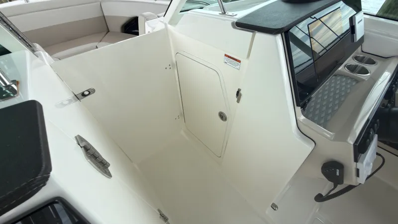 Slide: The Image of Boston Whaler 280 VANTAGE 2024 - 9