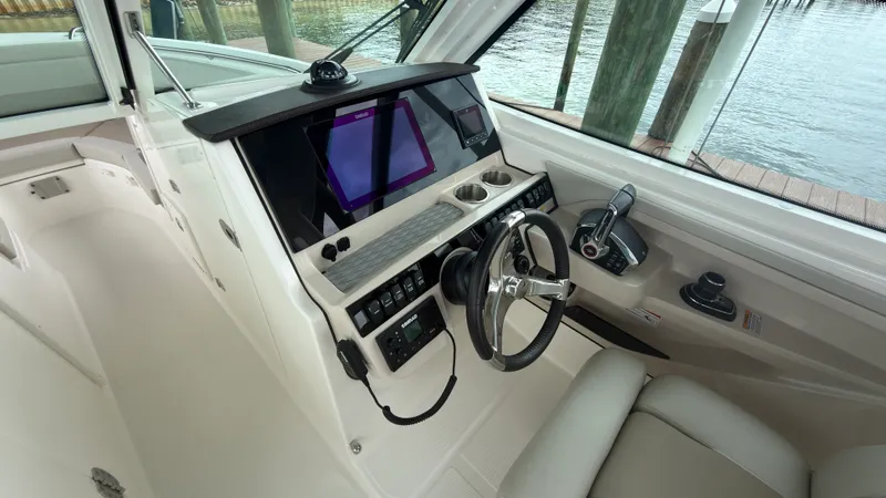 Slide: The Image of Boston Whaler 280 VANTAGE 2024 - 14