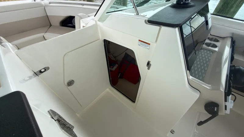 Slide: The Image of Boston Whaler 280 VANTAGE 2024 - 10