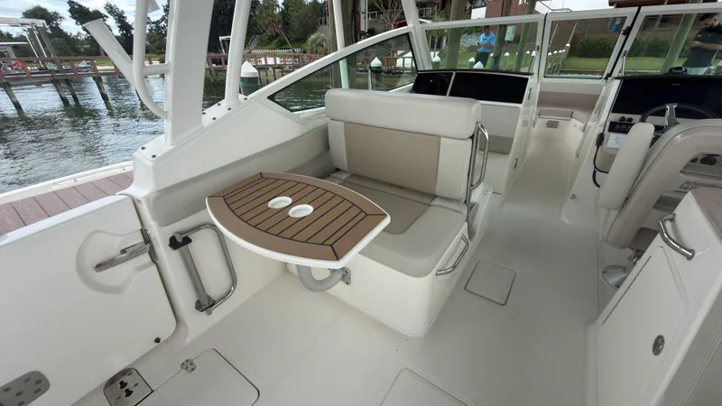 Slide: The Image of Boston Whaler 280 VANTAGE 2024 - 23