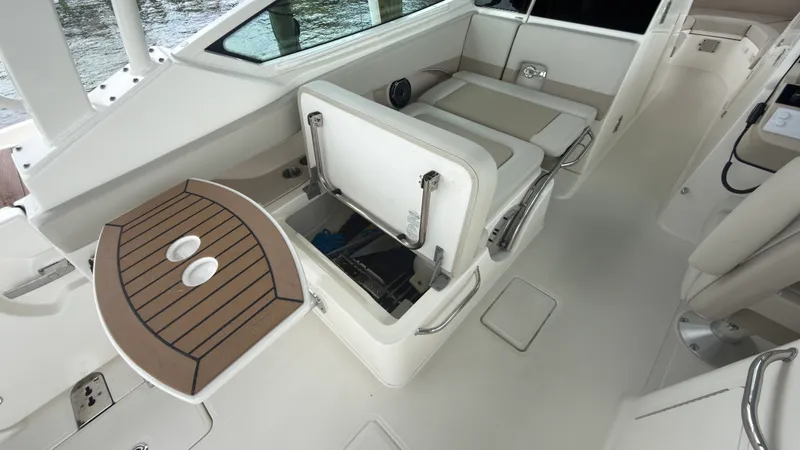 Slide: The Image of Boston Whaler 280 VANTAGE 2024 - 26