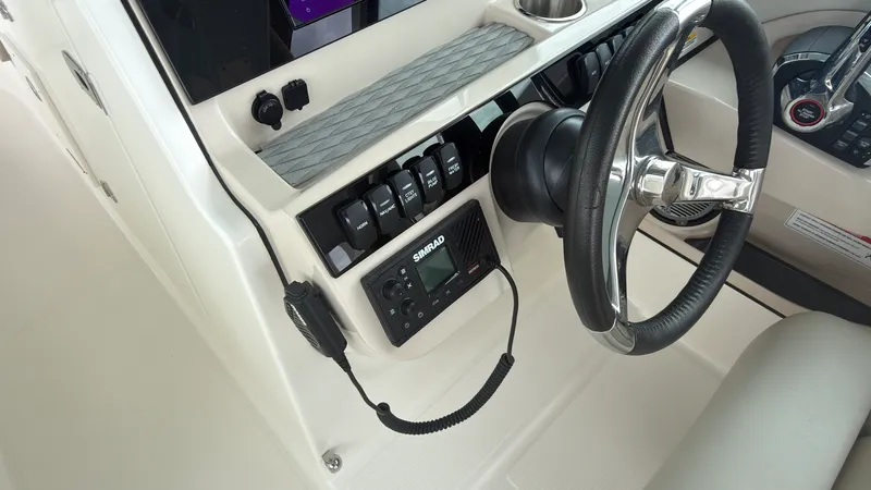 Slide: The Image of Boston Whaler 280 VANTAGE 2024 - 17