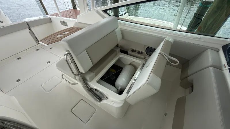 Slide: The Image of Boston Whaler 280 VANTAGE 2024 - 21