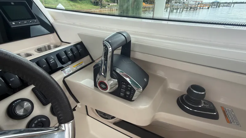 Slide: The Image of Boston Whaler 280 VANTAGE 2024 - 19