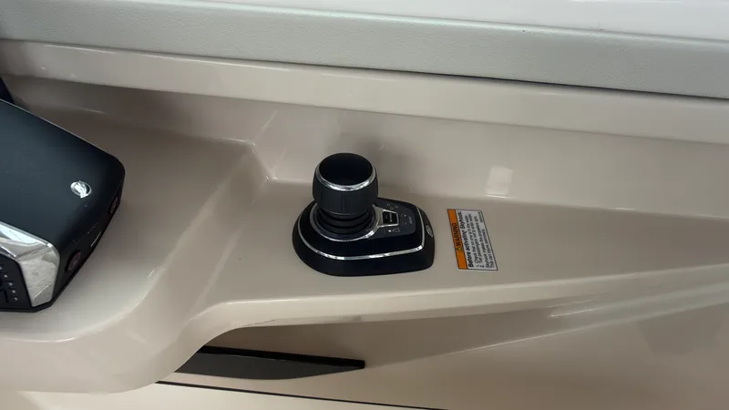 Slide: The Image of Boston Whaler 280 VANTAGE 2024 - 20