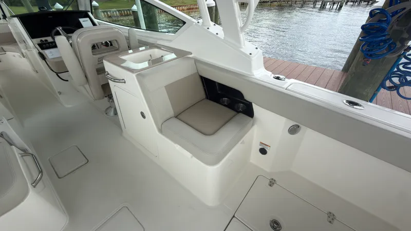 Slide: The Image of Boston Whaler 280 VANTAGE 2024 - 27