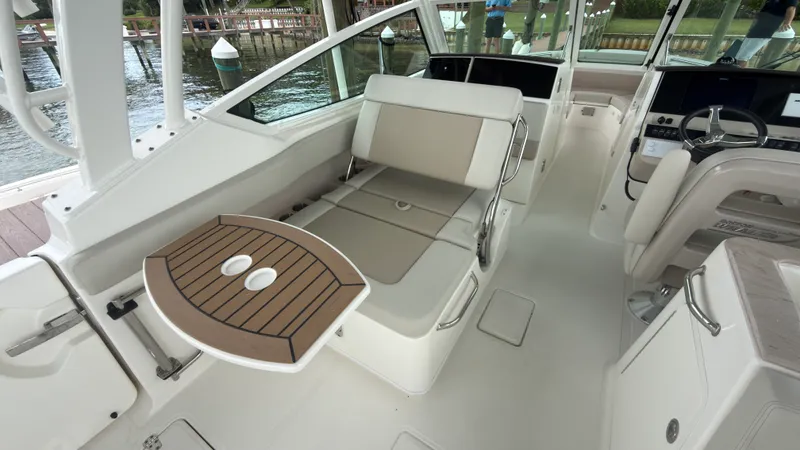 Slide: The Image of Boston Whaler 280 VANTAGE 2024 - 24