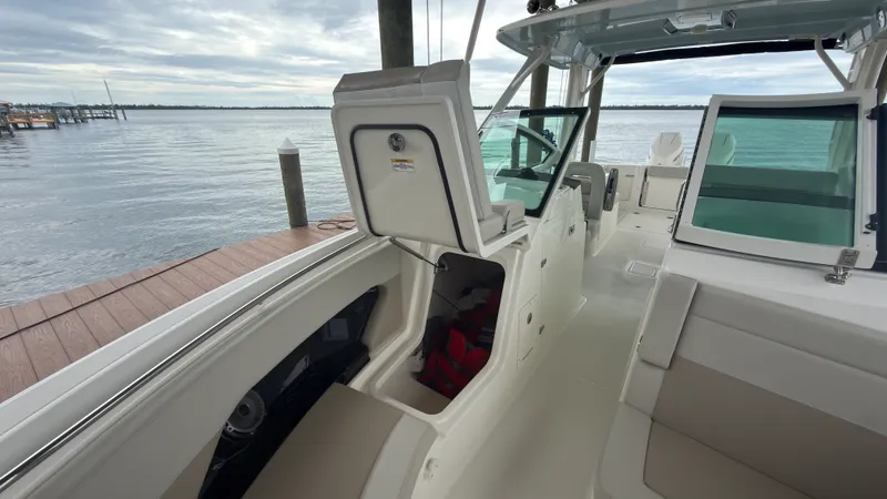 Slide: The Image of Boston Whaler 280 VANTAGE 2024 - 8