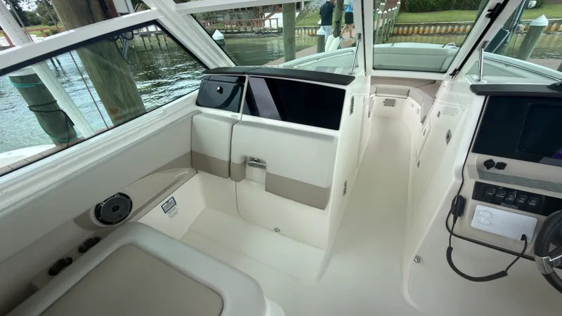 Slide: The Image of Boston Whaler 280 VANTAGE 2024 - 11