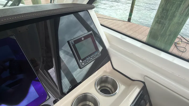 Slide: The Image of Boston Whaler 280 VANTAGE 2024 - 16