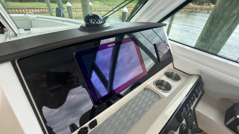 Slide: The Image of Boston Whaler 280 VANTAGE 2024 - 15