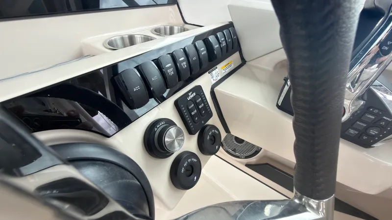 Slide: The Image of Boston Whaler 280 VANTAGE 2024 - 18