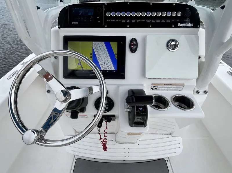 Slide: The Image of Everglades 243 CENTER CONSOLE 2017 - 10