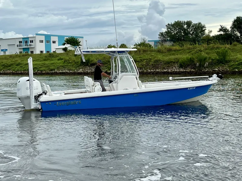 Slide: The Image of Everglades 243 CENTER CONSOLE 2017 - 2
