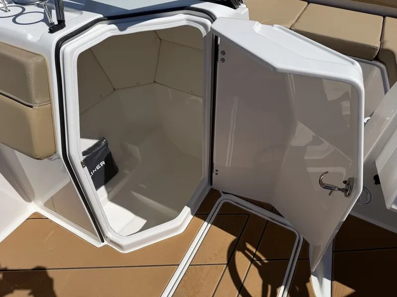 Slide: The Image of Bayliner D22i 2026 - 22