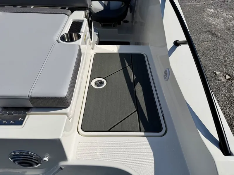 Slide: The Image of Bayliner D20i 2026 - 16
