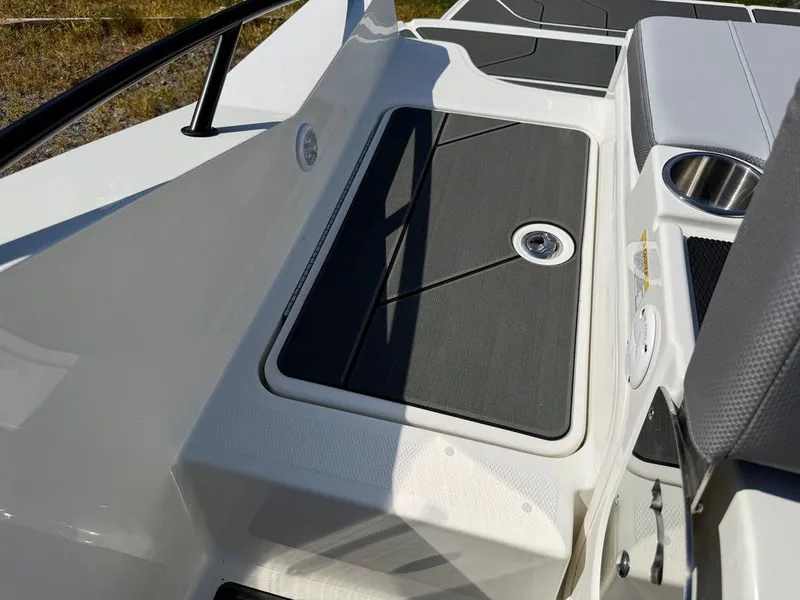 Slide: The Image of Bayliner D20i 2026 - 46