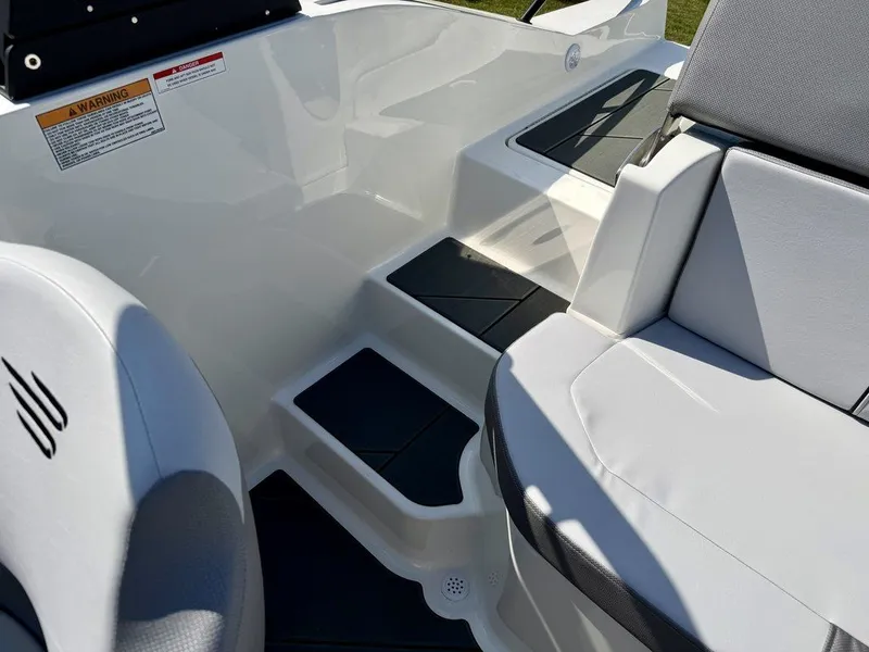 Slide: The Image of Bayliner D20i 2026 - 45