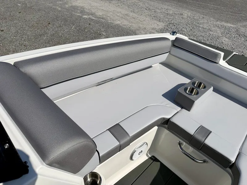 Slide: The Image of Bayliner D20i 2026 - 35