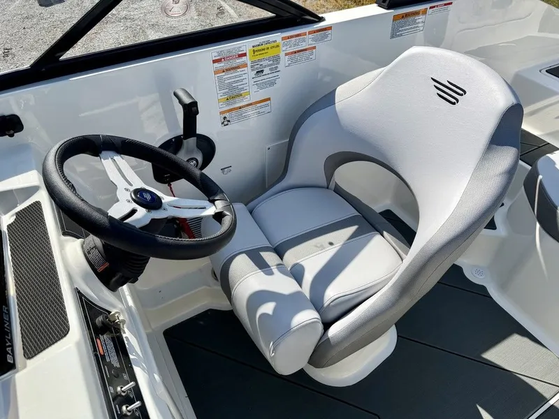 Slide: The Image of Bayliner D20i 2026 - 24
