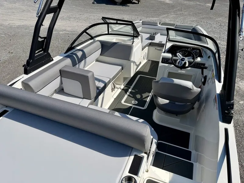 Slide: The Image of Bayliner D20i 2026 - 9