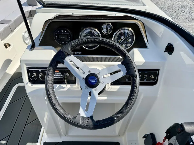 Slide: The Image of Bayliner D20i 2026 - 10