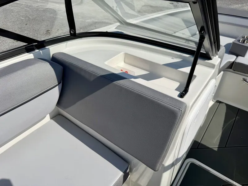 Slide: The Image of Bayliner D20i 2026 - 15