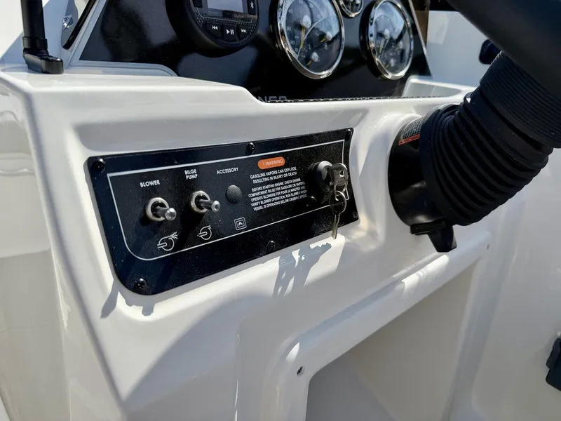 Slide: The Image of Bayliner D20i 2026 - 7