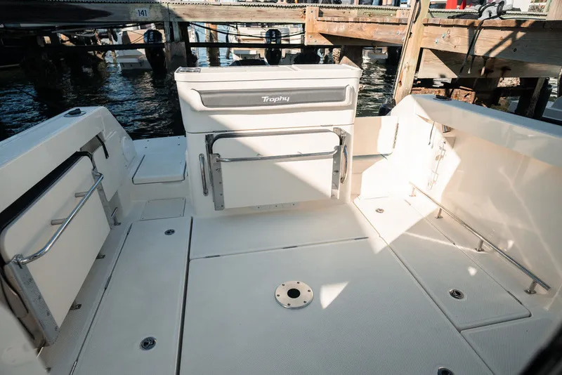 Slide: The Image of Bayliner T23 Pilothouse 2026 - 9
