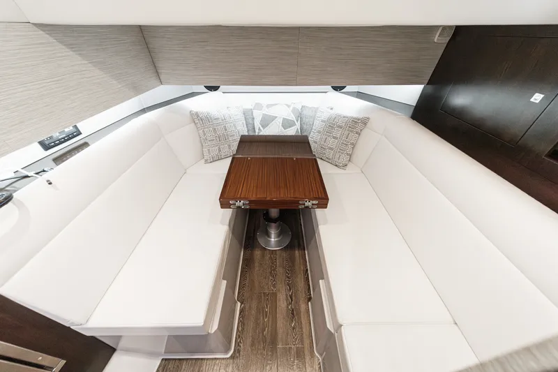 Slide: The Image of Cruisers 42 GLS 2022 - 43